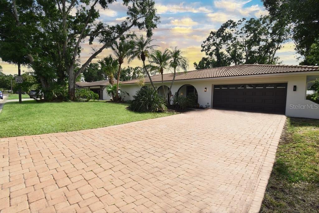 Listing photo id 37 for 8740 15th Street N