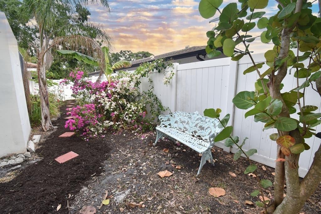 Listing photo id 2 for 8740 15th Street N