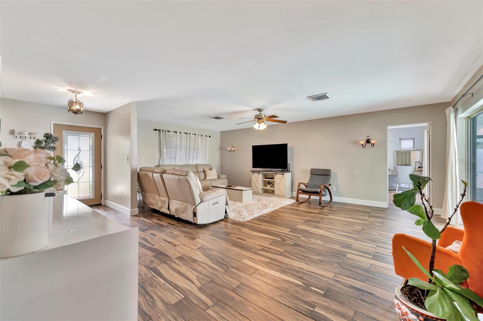 Listing photo id 5 for 8740 15th Street N