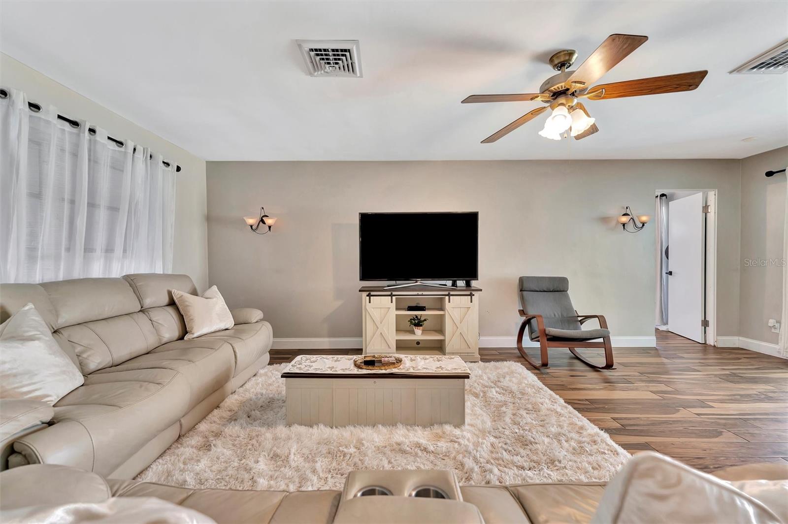 Listing photo id 6 for 8740 15th Street N
