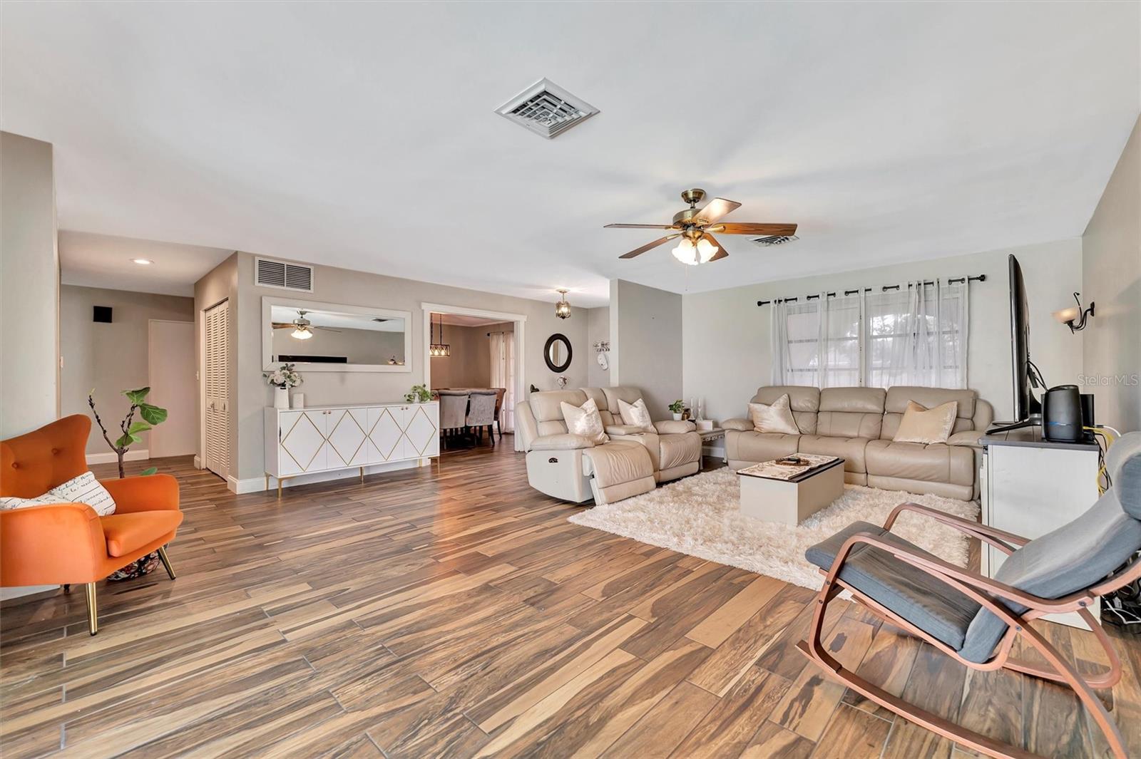 Listing photo id 7 for 8740 15th Street N