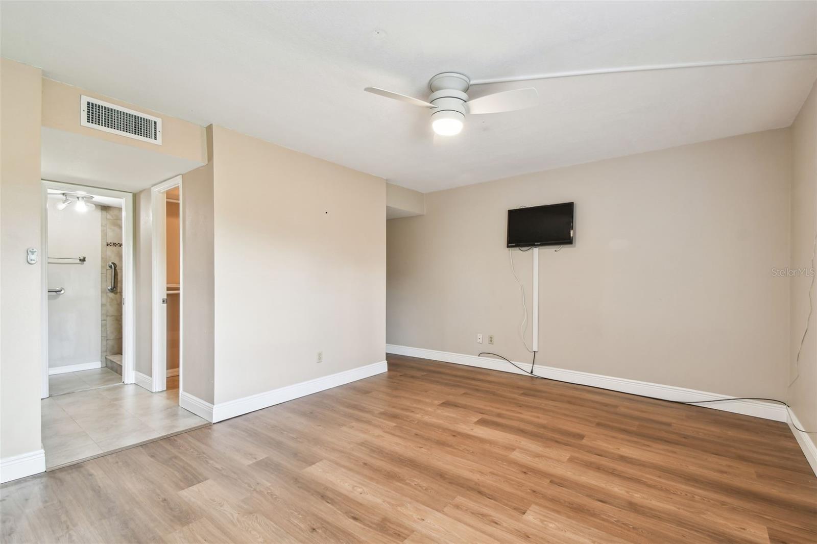 Image 26 of 90 For 13618 Greenfield Drive 105