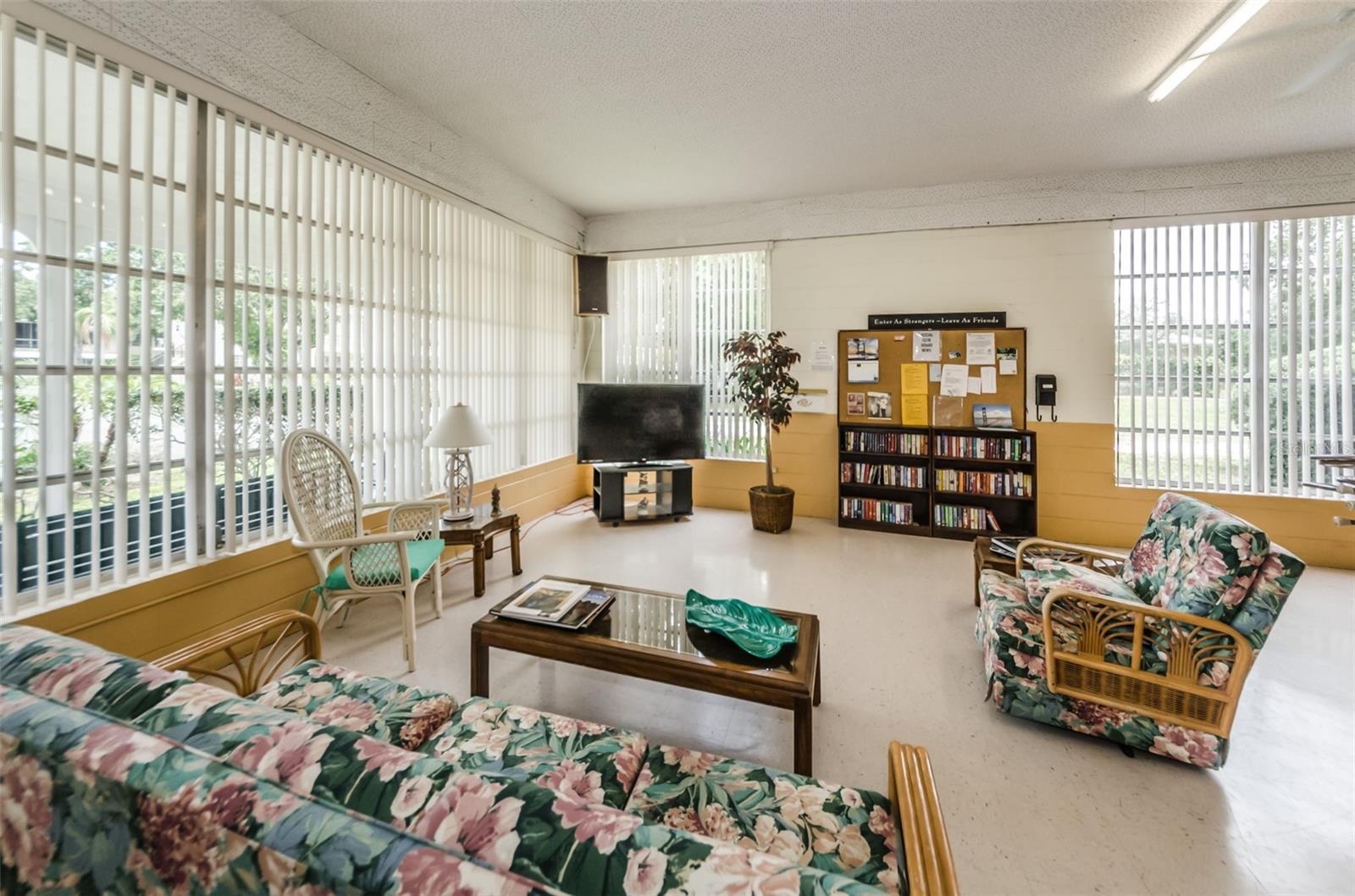 Image 34 of 41 For 5694 40th Terrace N 423