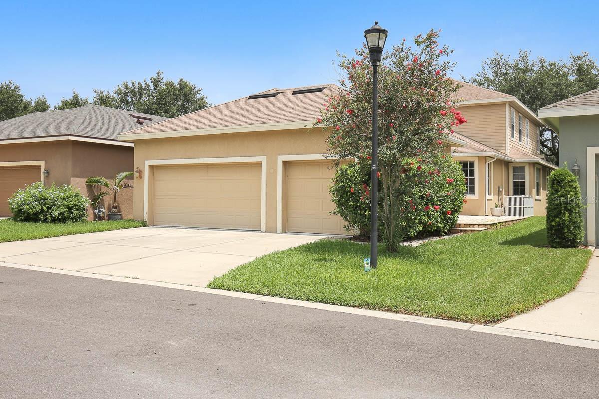 Image 27 of 37 For 16205 Palmettoglen Court