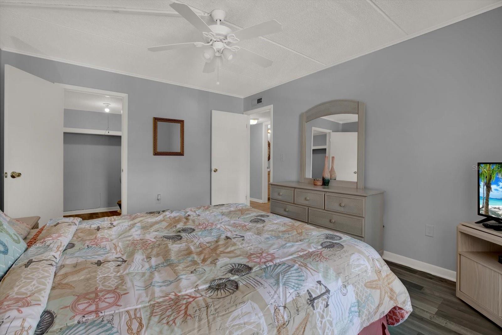 Image 16 of 37 For 12760 Indian Rocks Road 578