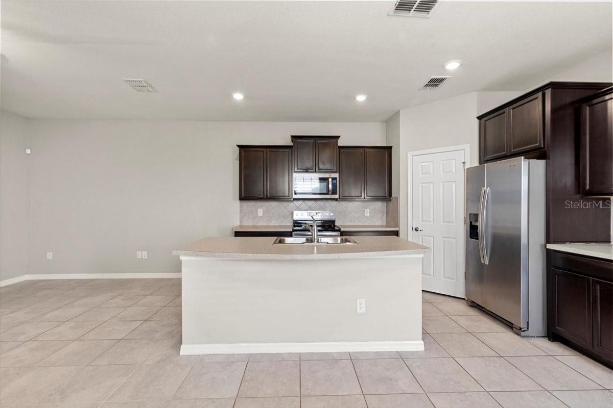 Listing photo id 3 for 5344 Sylvester Loop