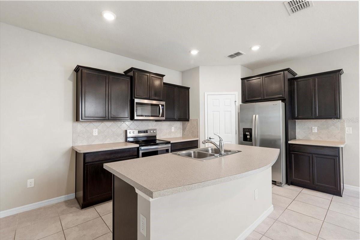 Listing photo id 4 for 5344 Sylvester Loop