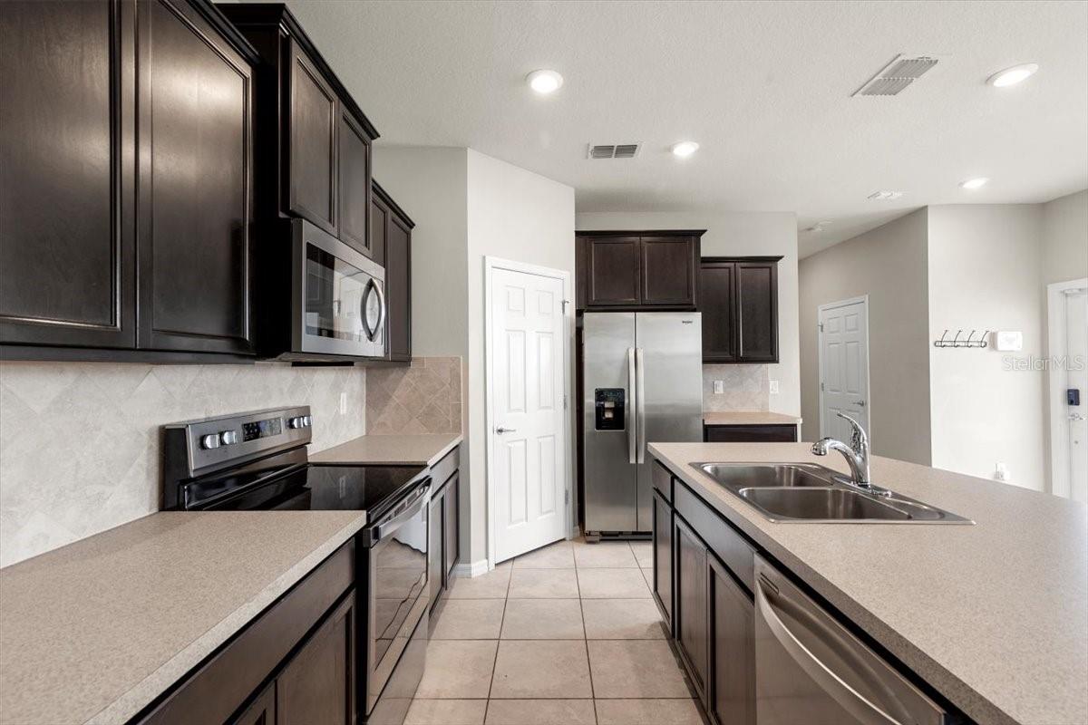 Listing photo id 7 for 5344 Sylvester Loop
