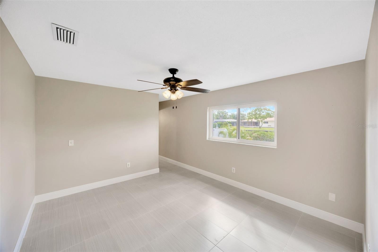 Image 10 of 34 For 1890 Wateroak Drive W