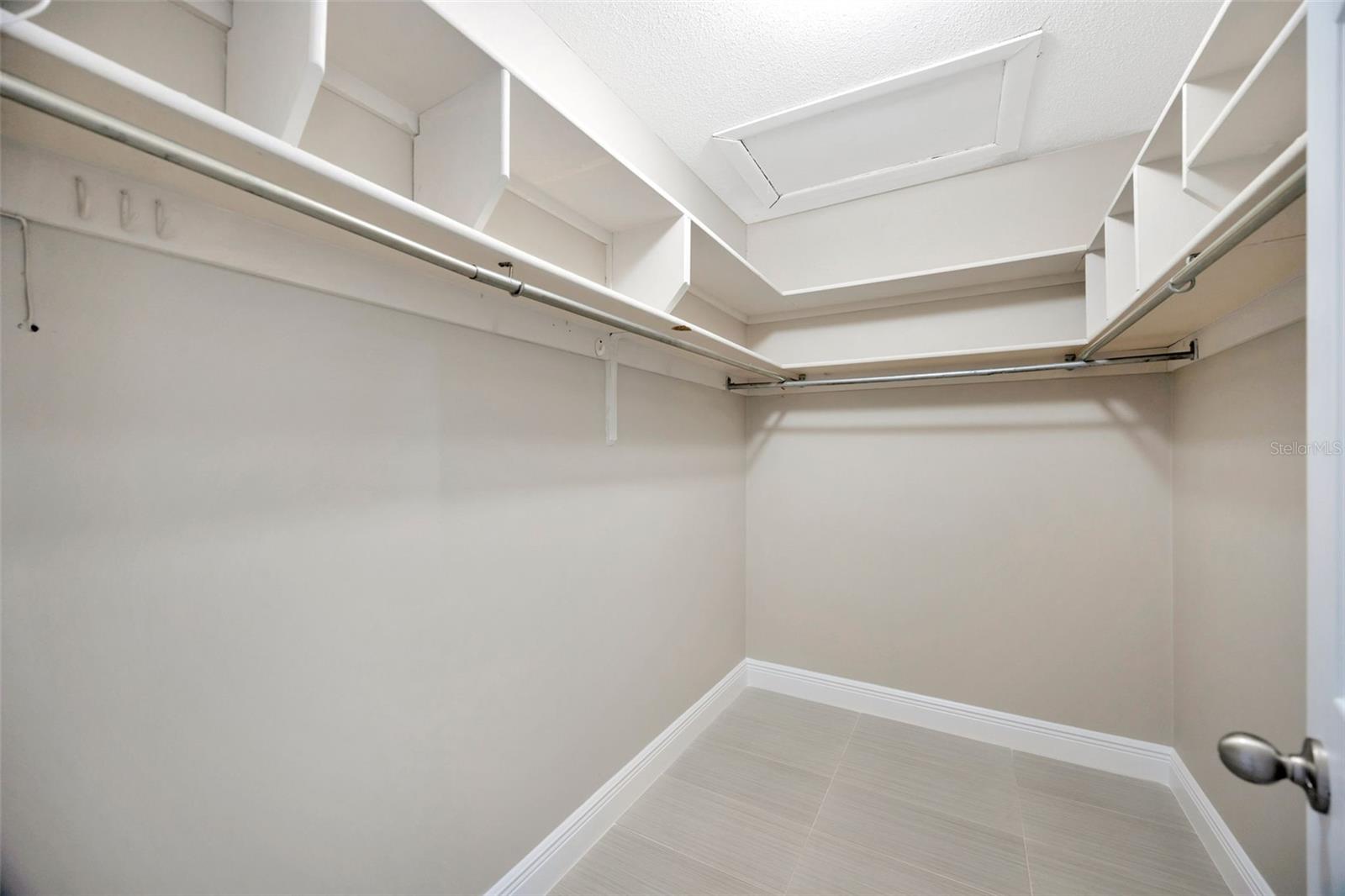 Image 11 of 34 For 1890 Wateroak Drive W