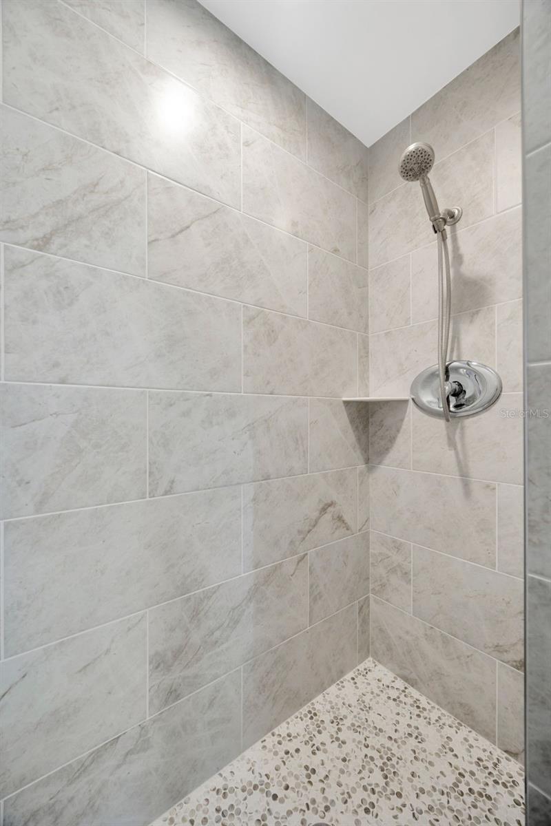 Image 13 of 34 For 1890 Wateroak Drive W