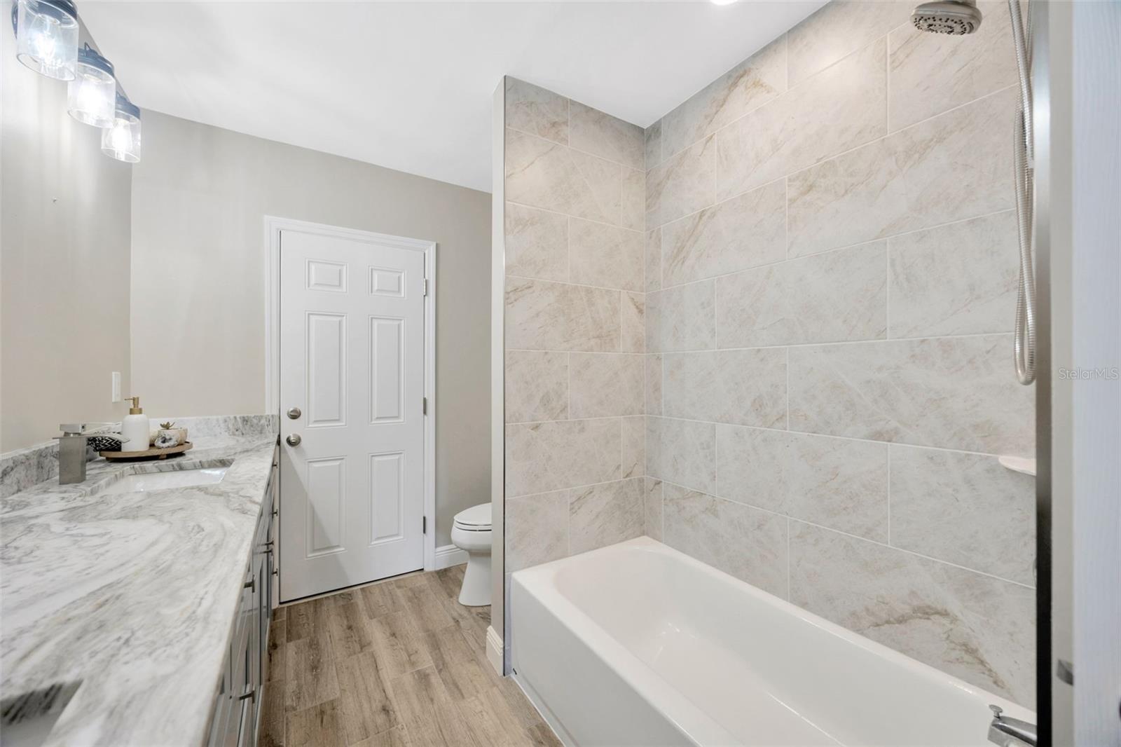 Image 17 of 34 For 1890 Wateroak Drive W