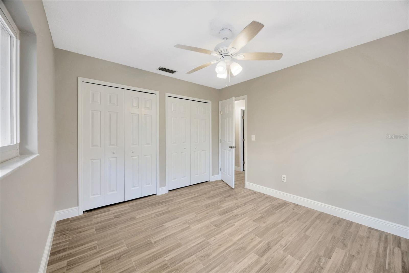 Image 18 of 34 For 1890 Wateroak Drive W