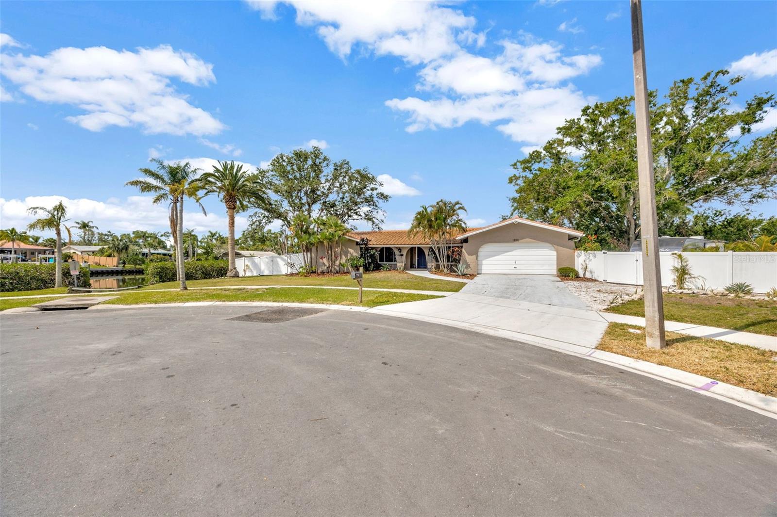 Image 2 of 34 For 1890 Wateroak Drive W