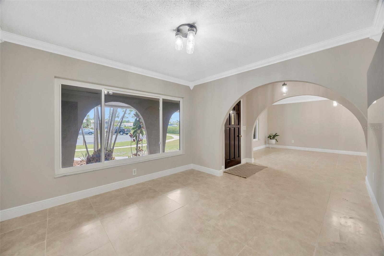 Image 5 of 34 For 1890 Wateroak Drive W
