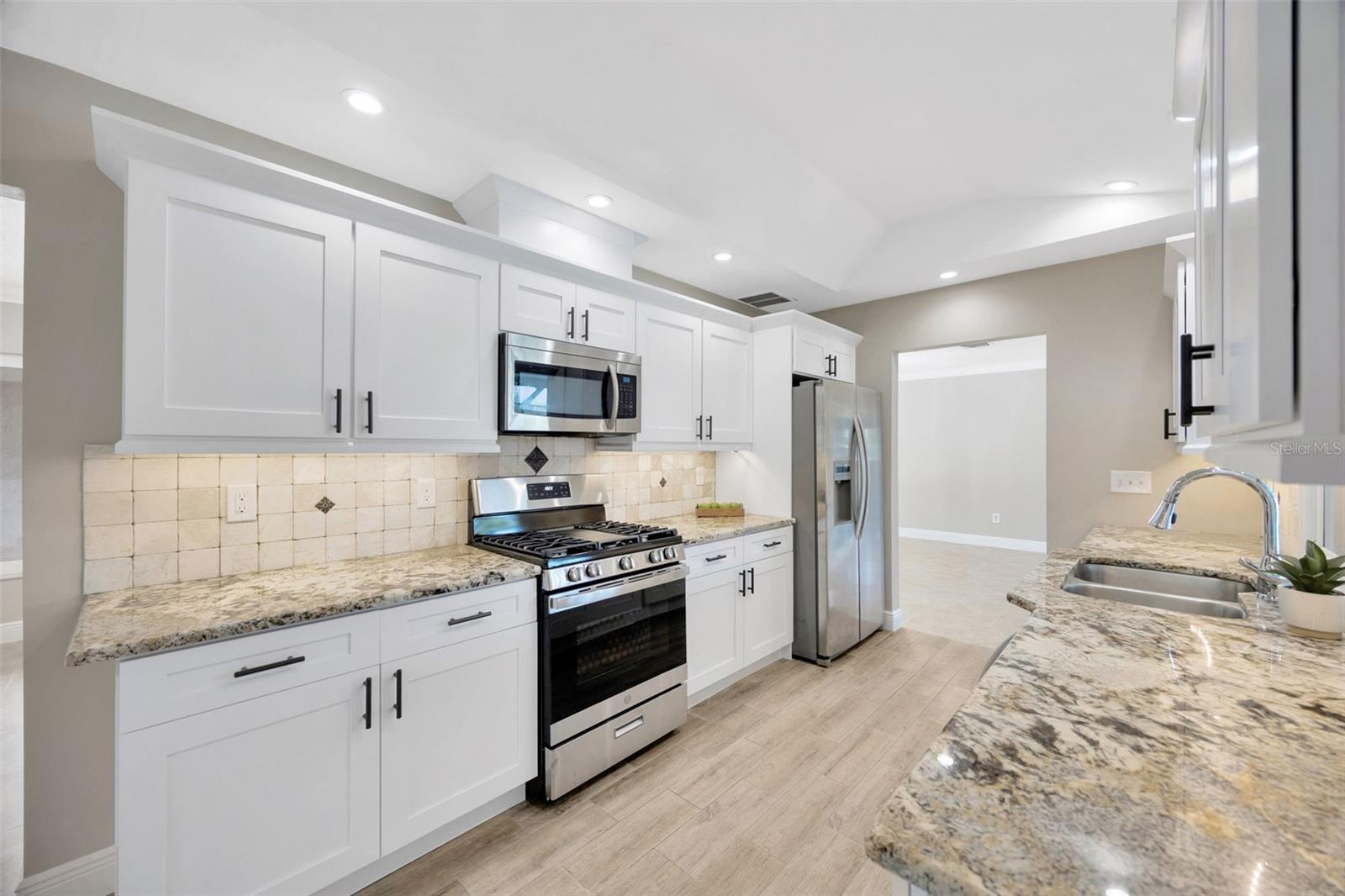 Image 7 of 34 For 1890 Wateroak Drive W