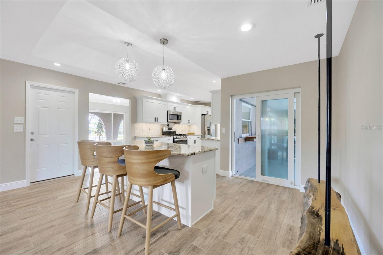 Image 9 of 34 For 1890 Wateroak Drive W