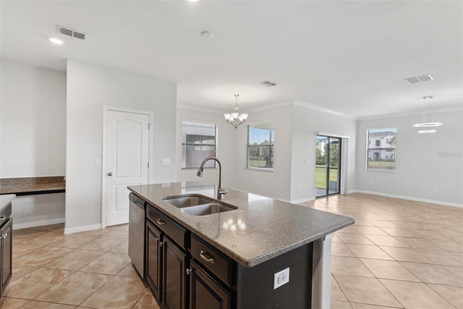 Listing photo id 4 for 1119 Ballard Green Place