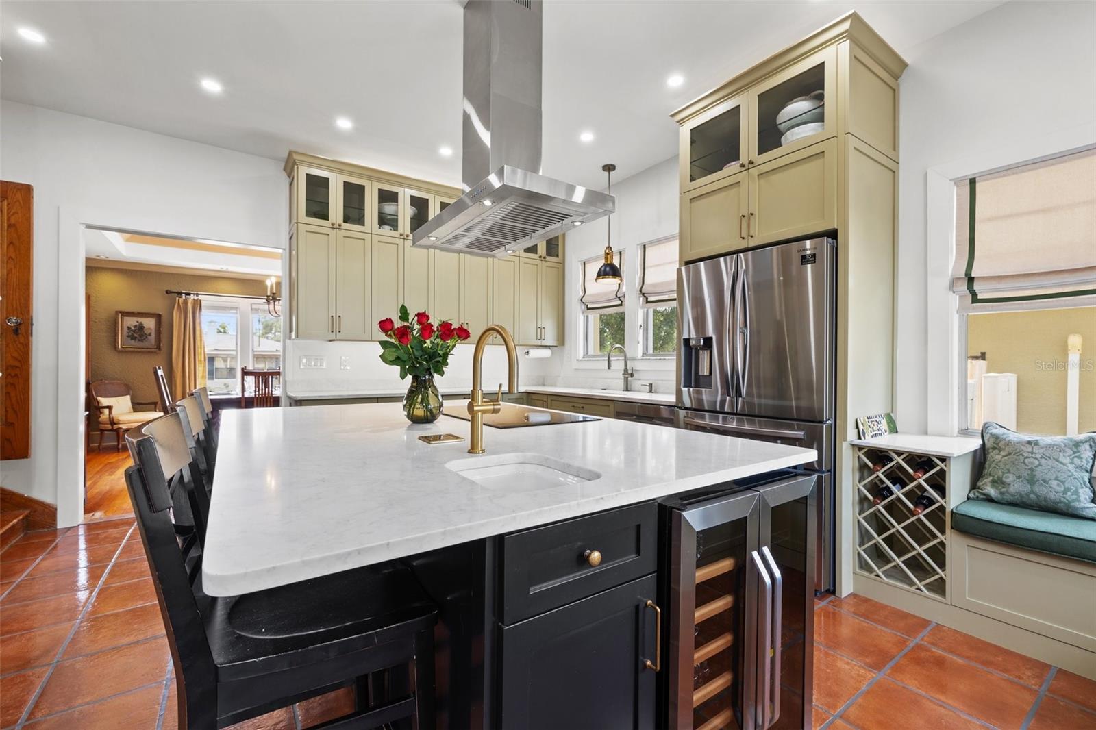 Listing photo id 8 for 241 72nd Street N