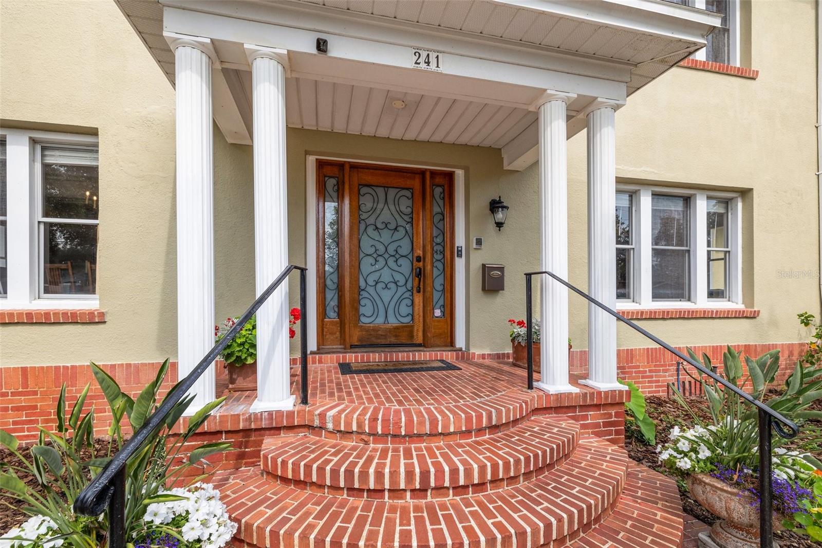 Listing photo id 18 for 241 72nd Street N