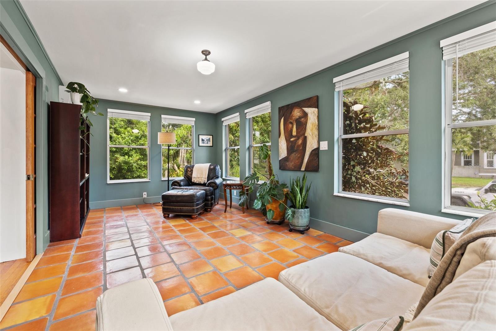 Listing photo id 19 for 241 72nd Street N