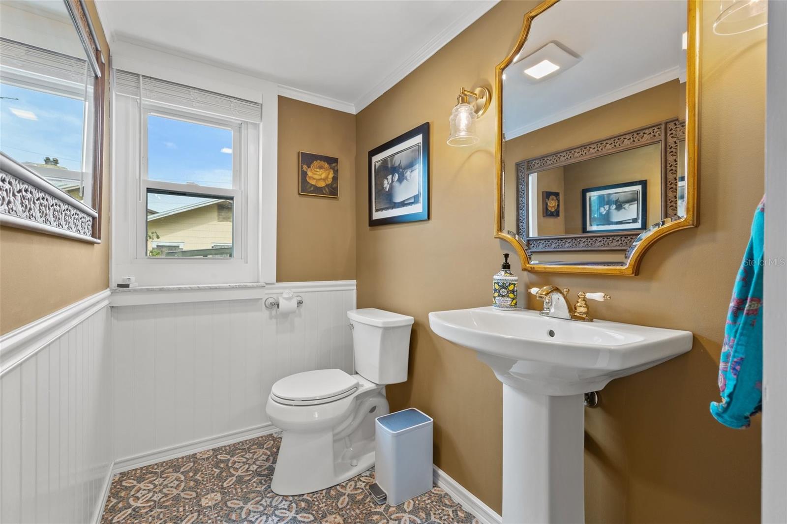 Listing photo id 25 for 241 72nd Street N
