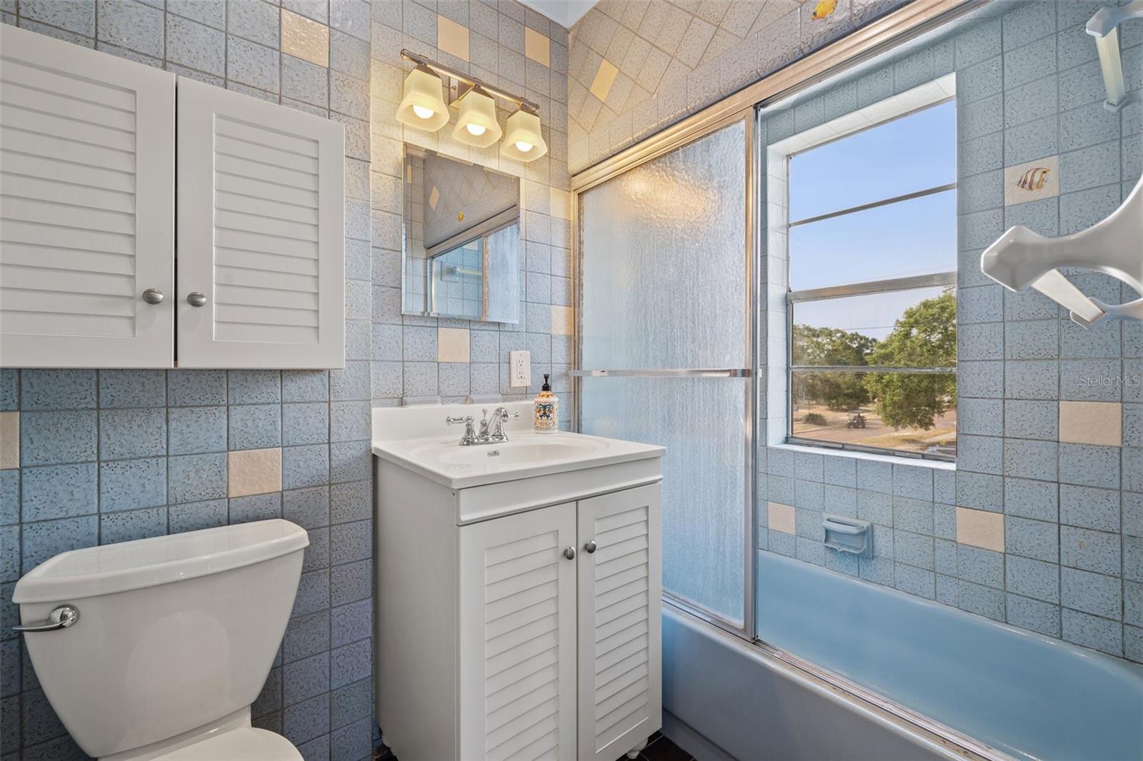 Listing photo id 33 for 241 72nd Street N