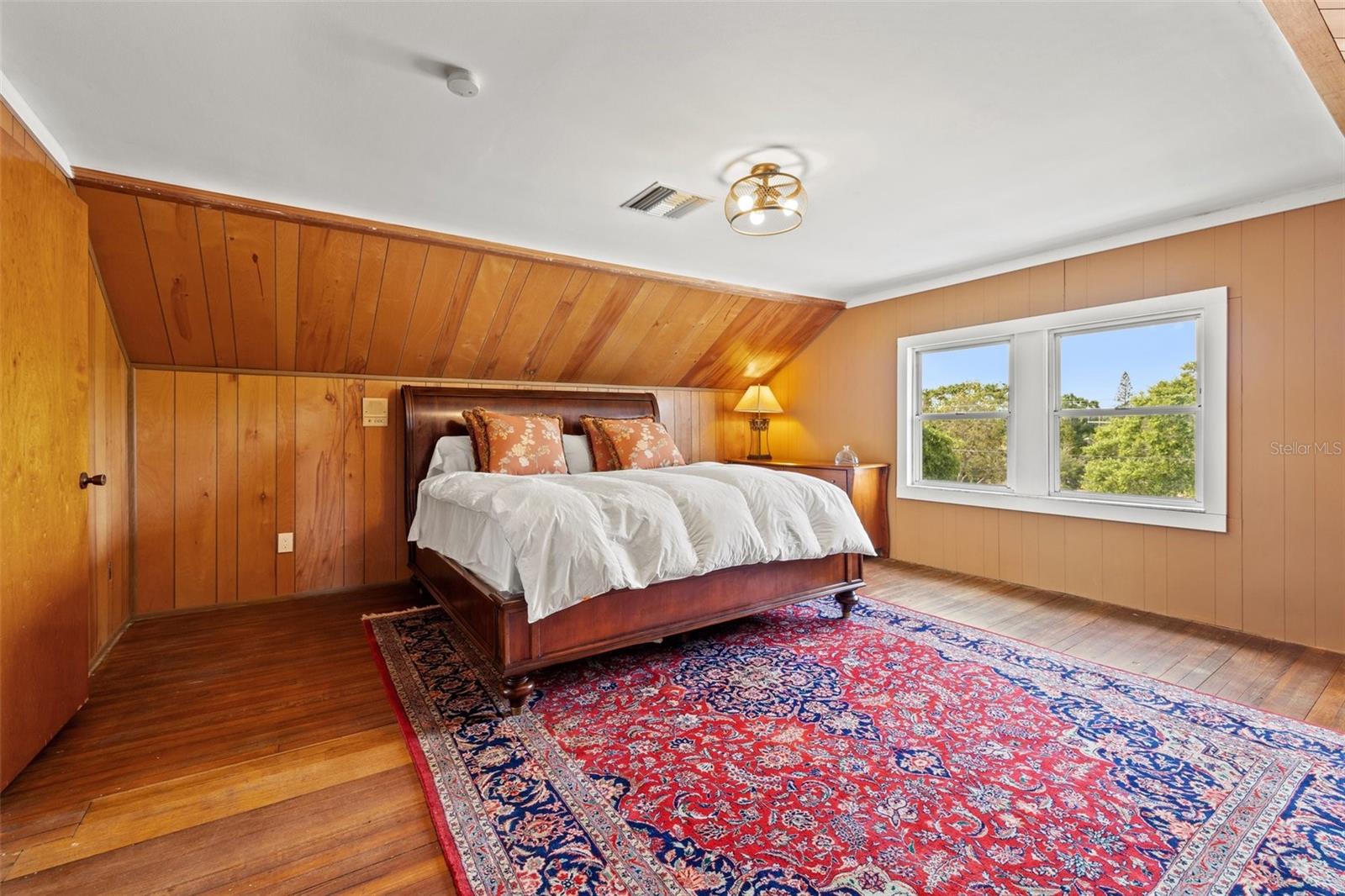Listing photo id 35 for 241 72nd Street N