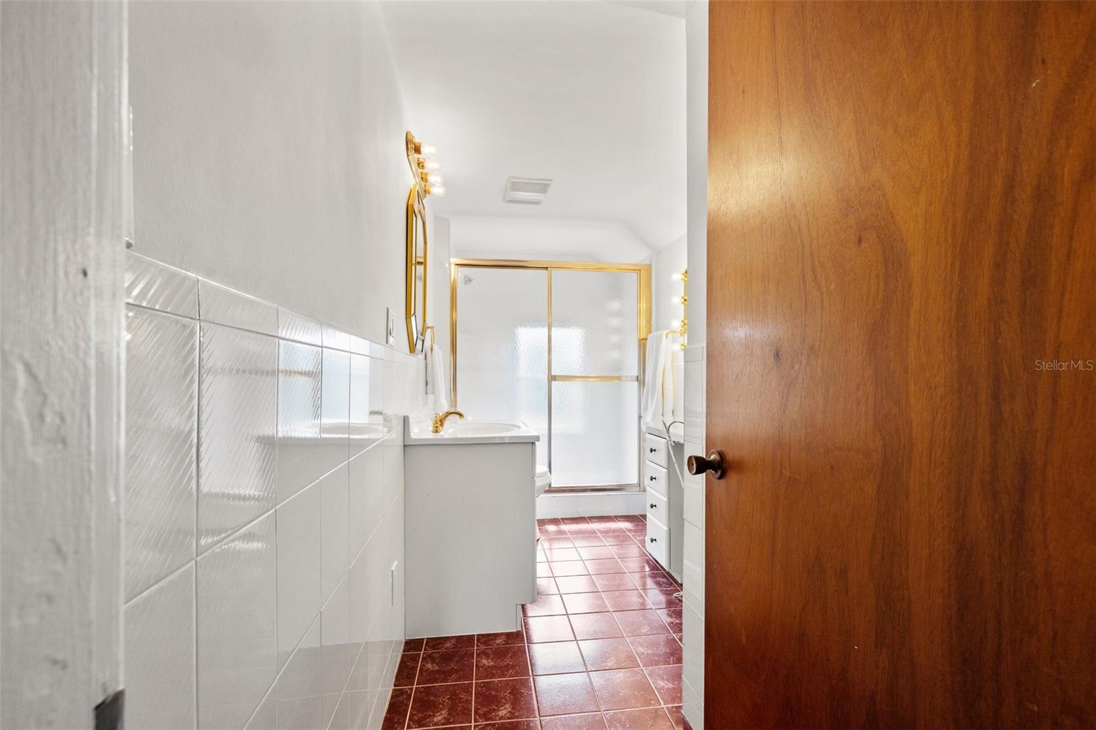 Listing photo id 37 for 241 72nd Street N