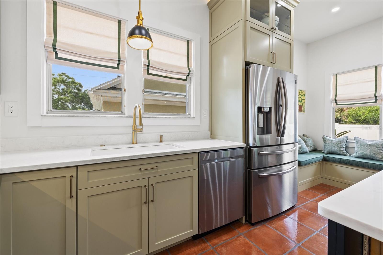 Listing photo id 2 for 241 72nd Street N