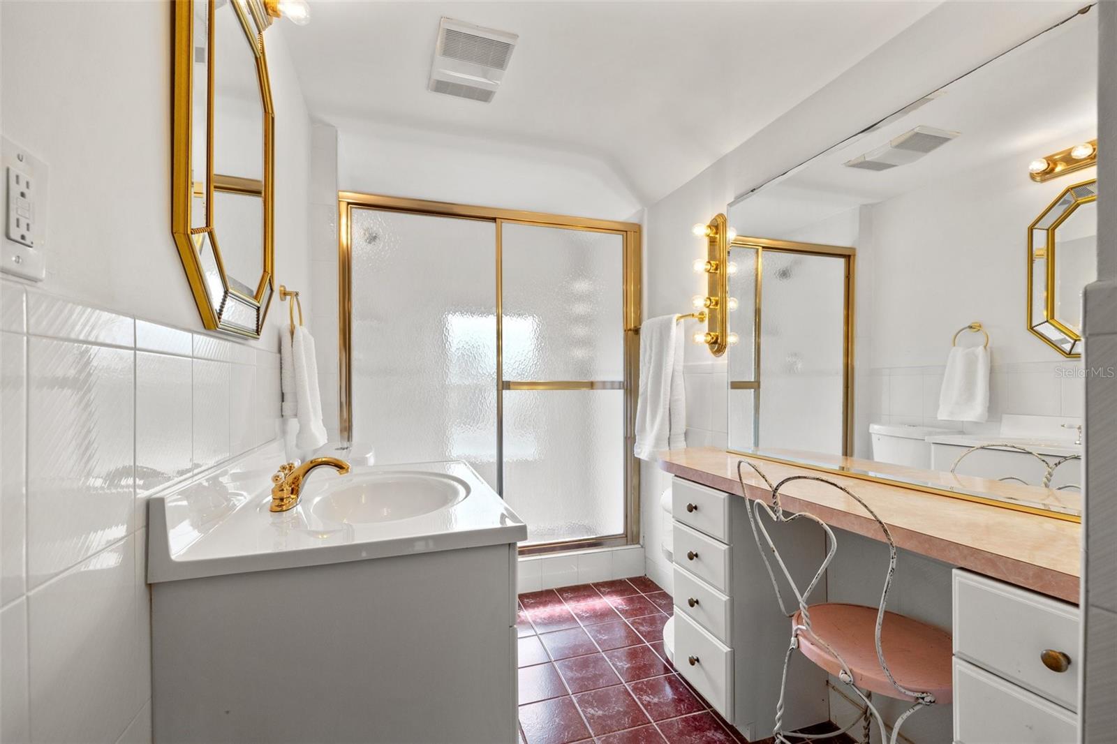 Listing photo id 38 for 241 72nd Street N