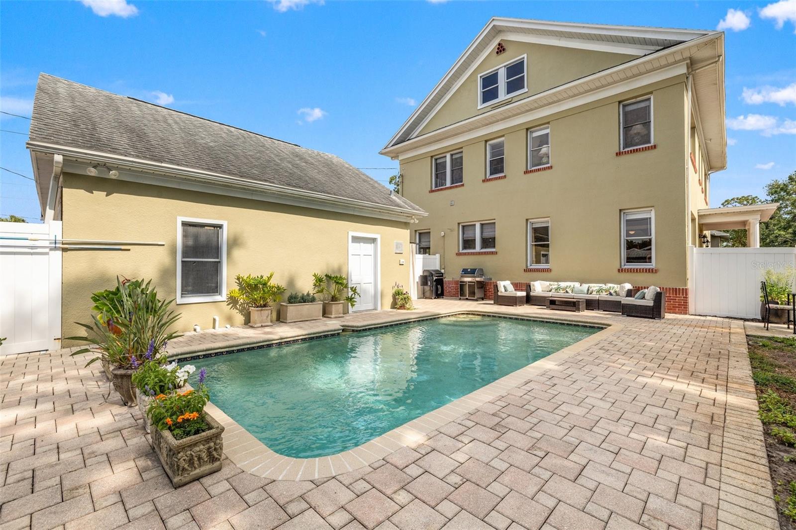 Listing photo id 45 for 241 72nd Street N