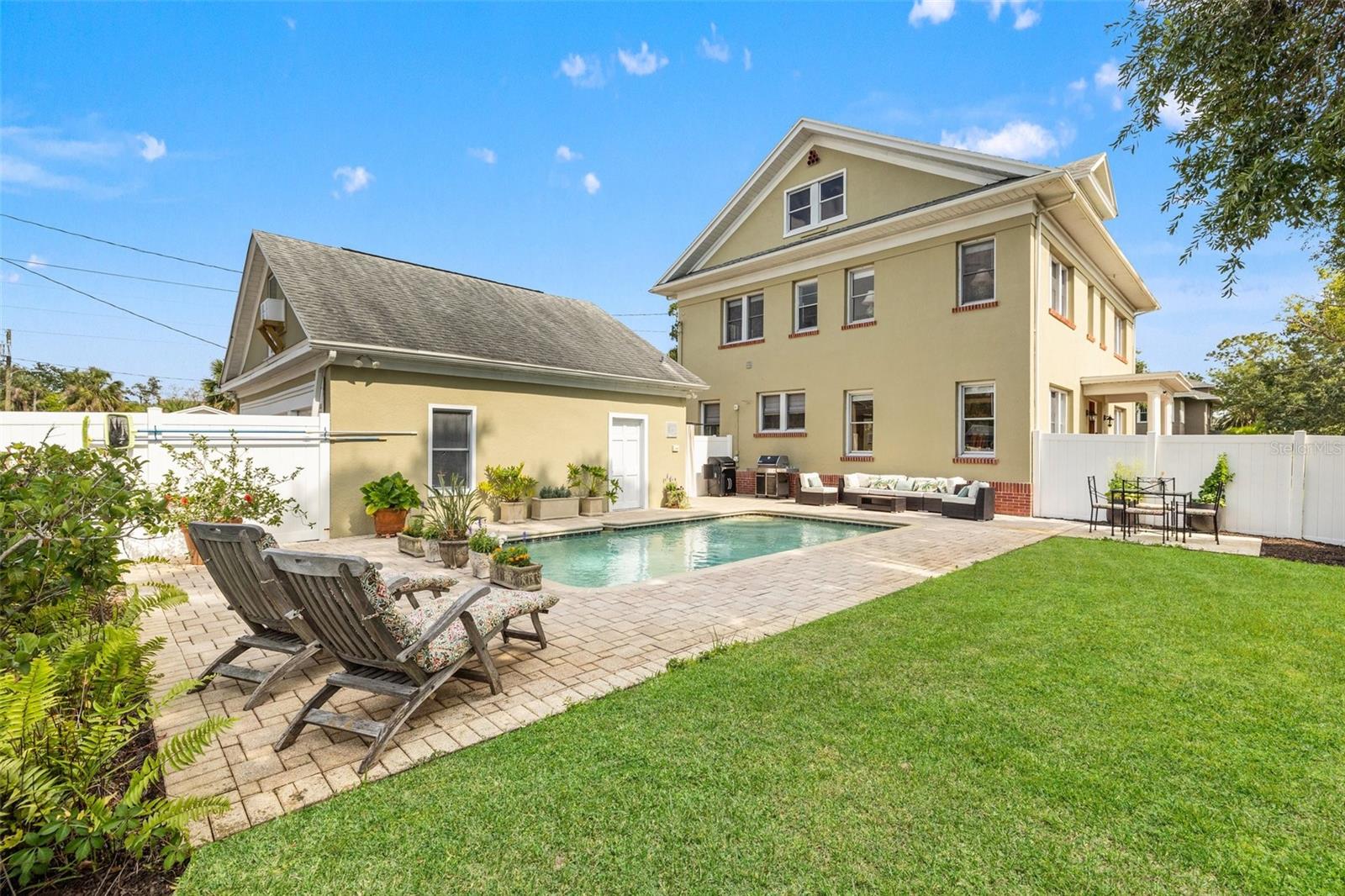 Listing photo id 46 for 241 72nd Street N