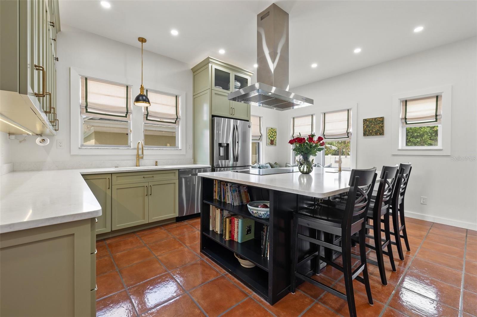 Listing photo id 3 for 241 72nd Street N