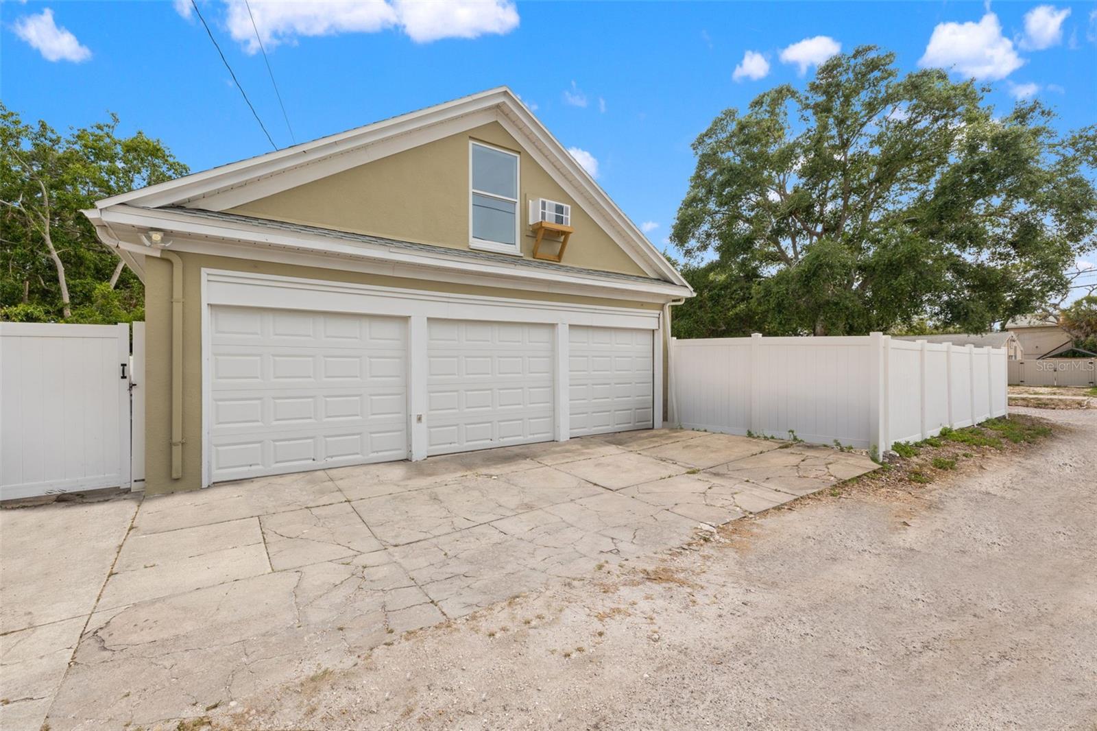 Listing photo id 48 for 241 72nd Street N