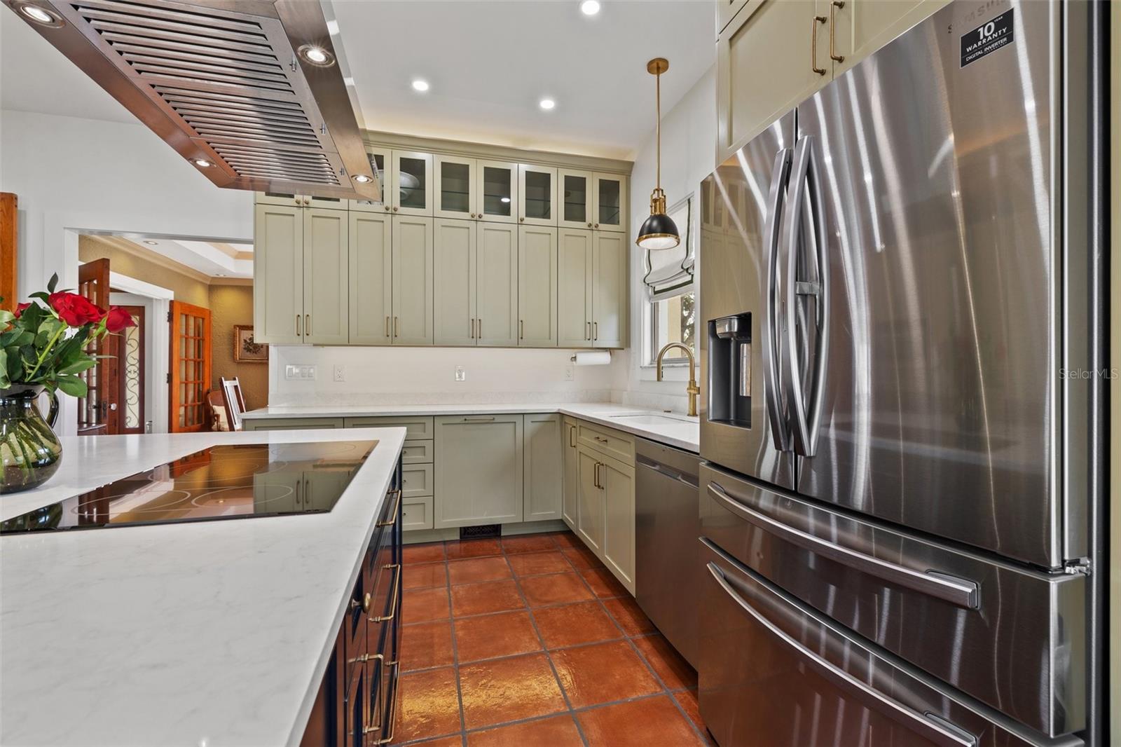 Listing photo id 5 for 241 72nd Street N