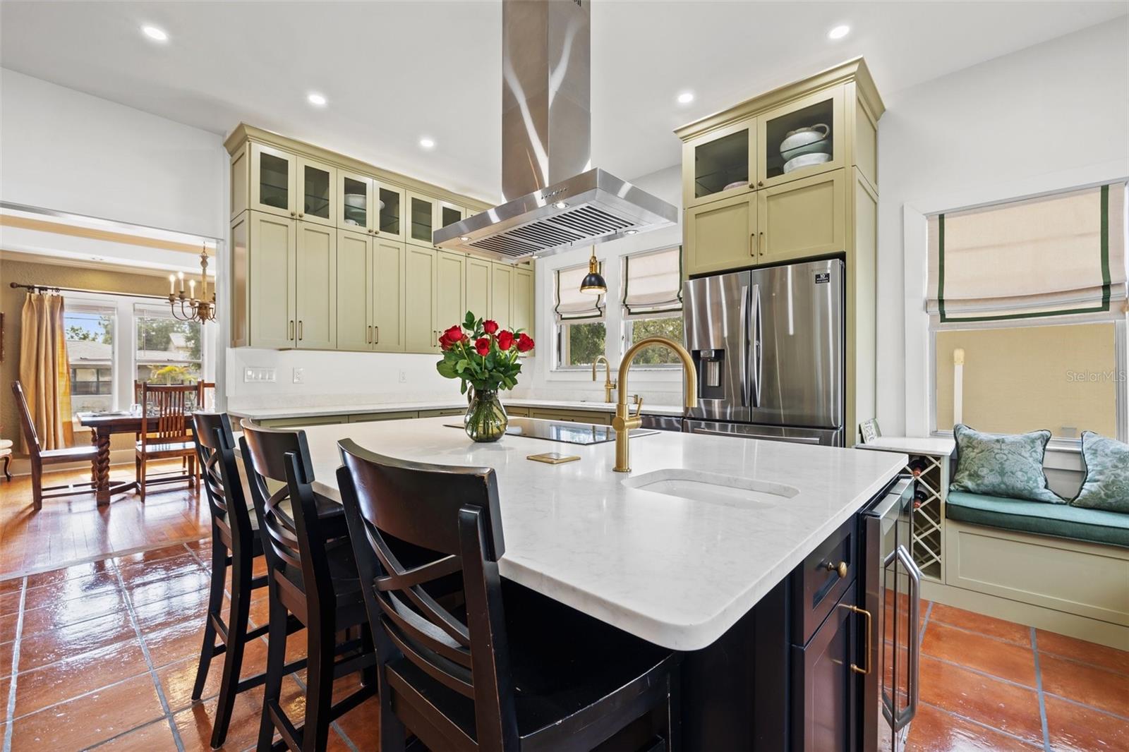Listing photo id 7 for 241 72nd Street N
