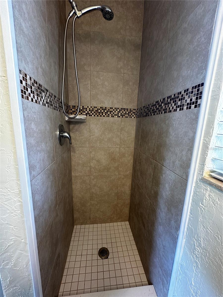 Listing photo id 13 for 8933 Narcissus Avenue