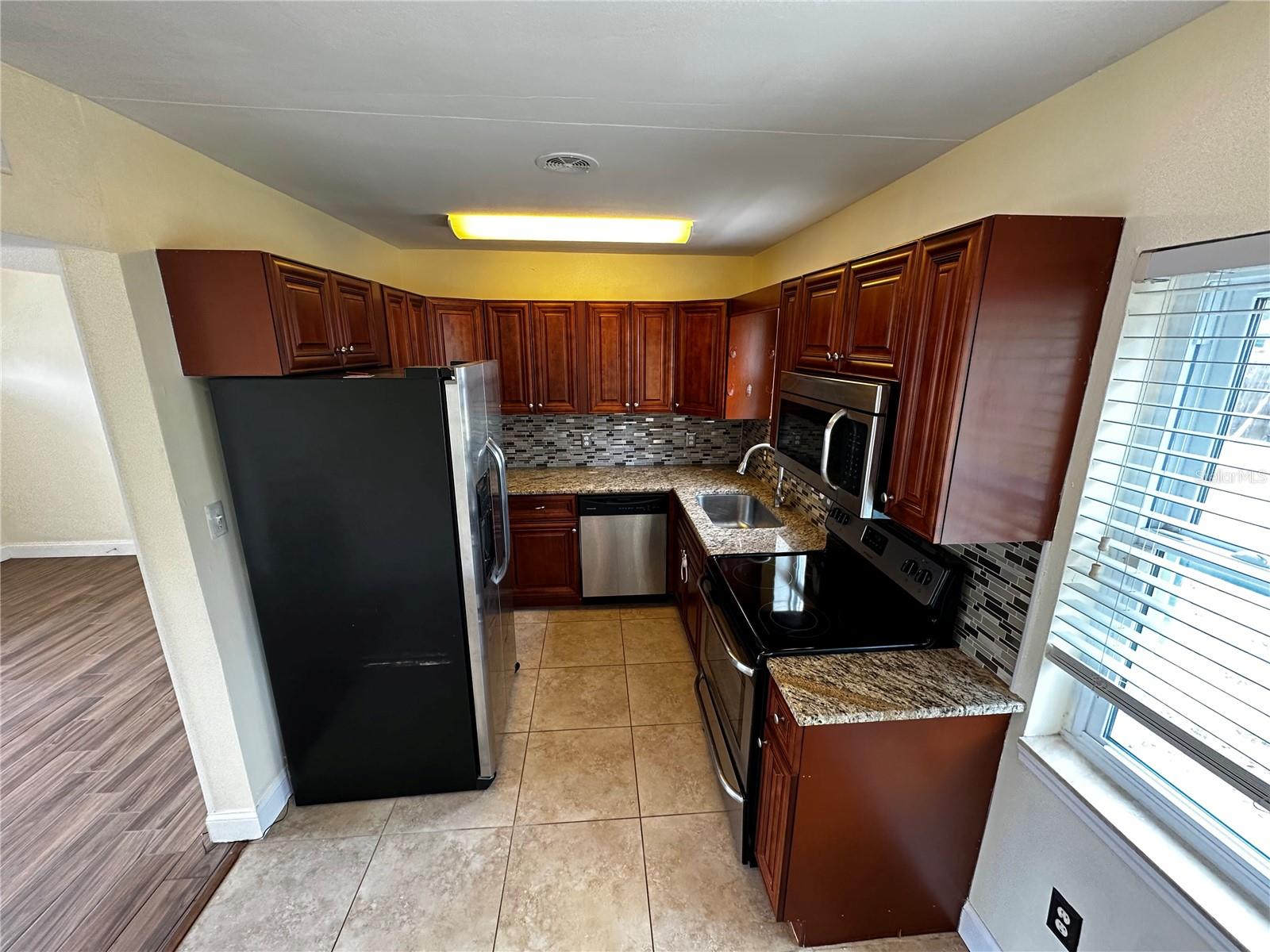 Listing photo id 2 for 8933 Narcissus Avenue