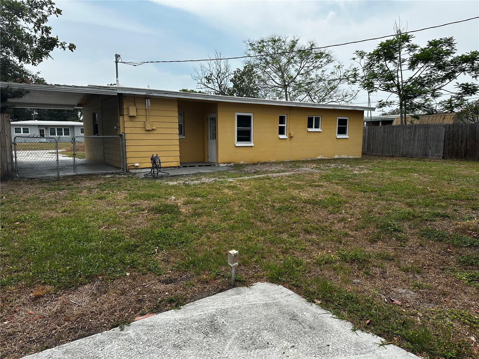 Listing photo id 4 for 8933 Narcissus Avenue