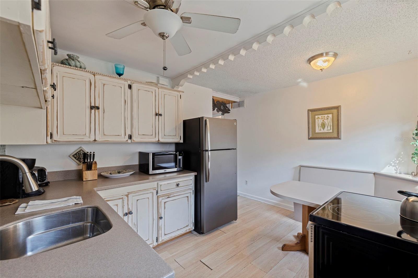 Image 10 of 37 For 6700 Sunset Way 303