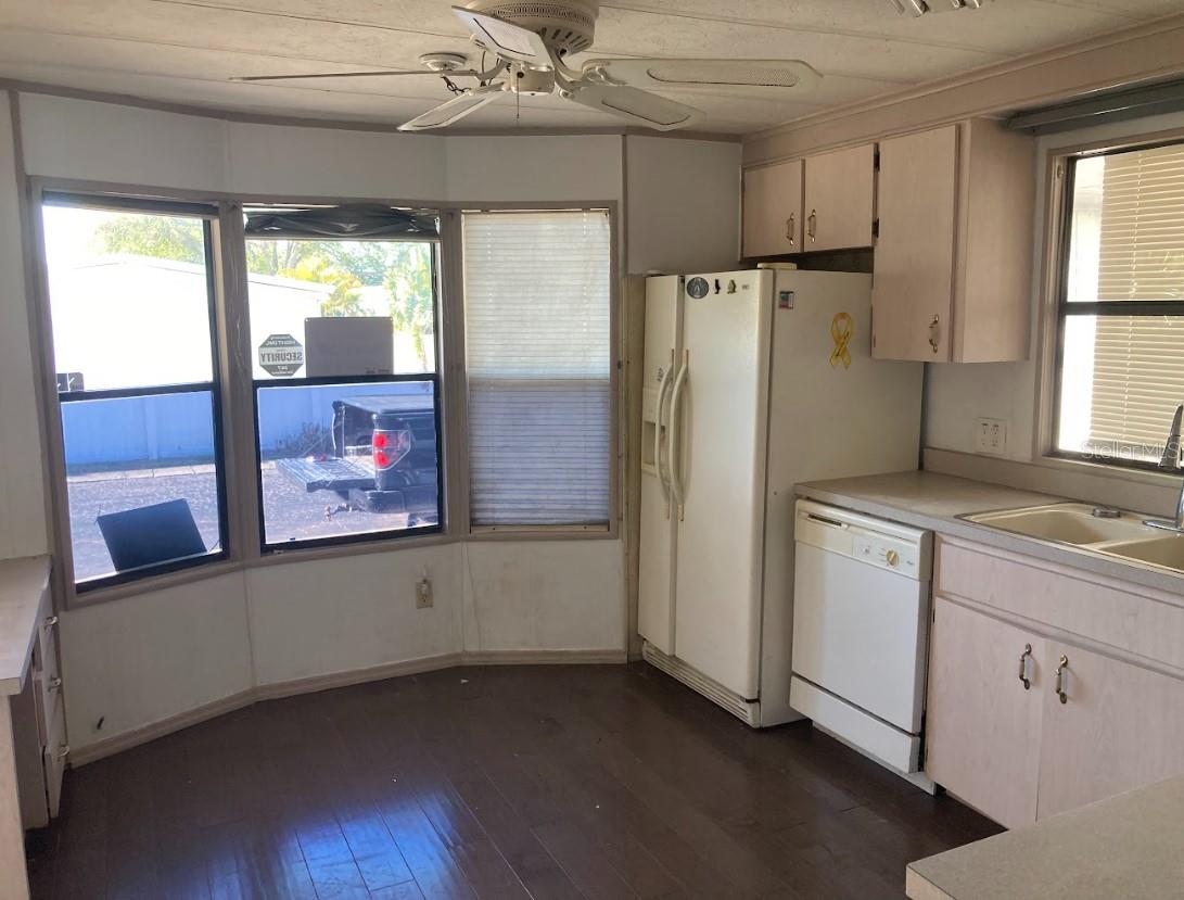 Listing photo id 5 for 12240 Seminole Boulevard 14