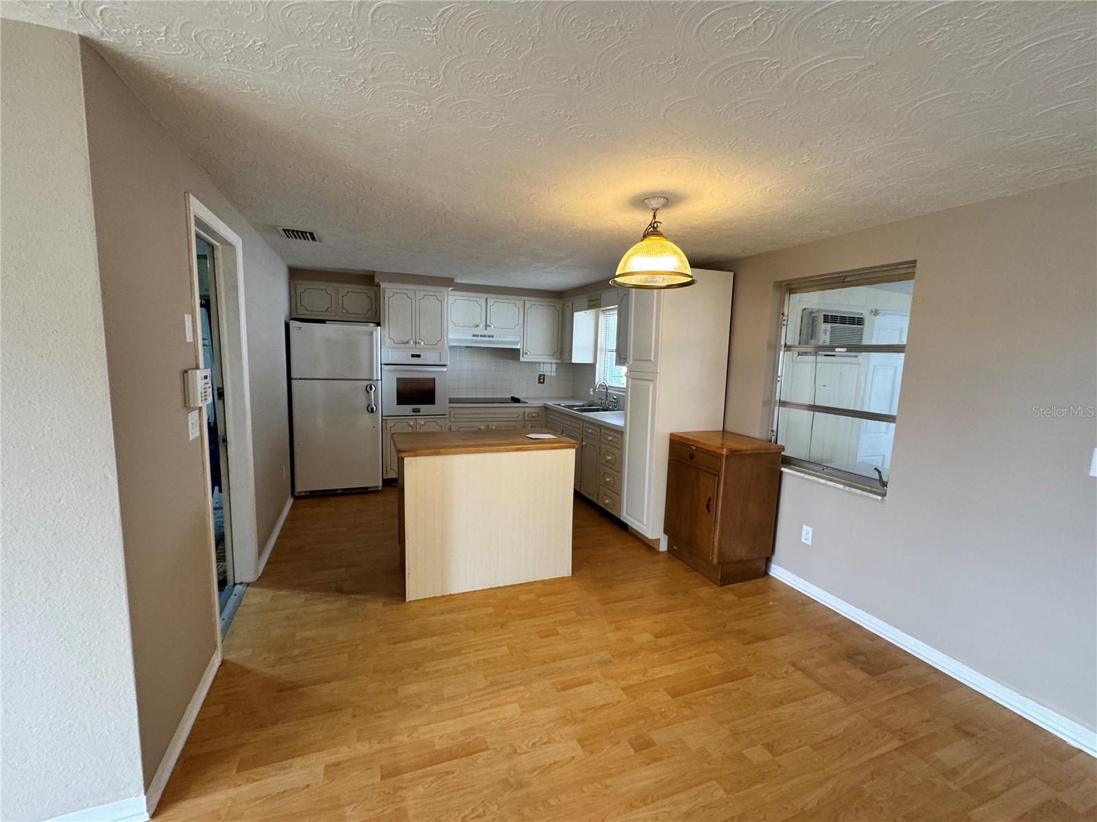 Image 4 of 17 For 1542 Derrick Street