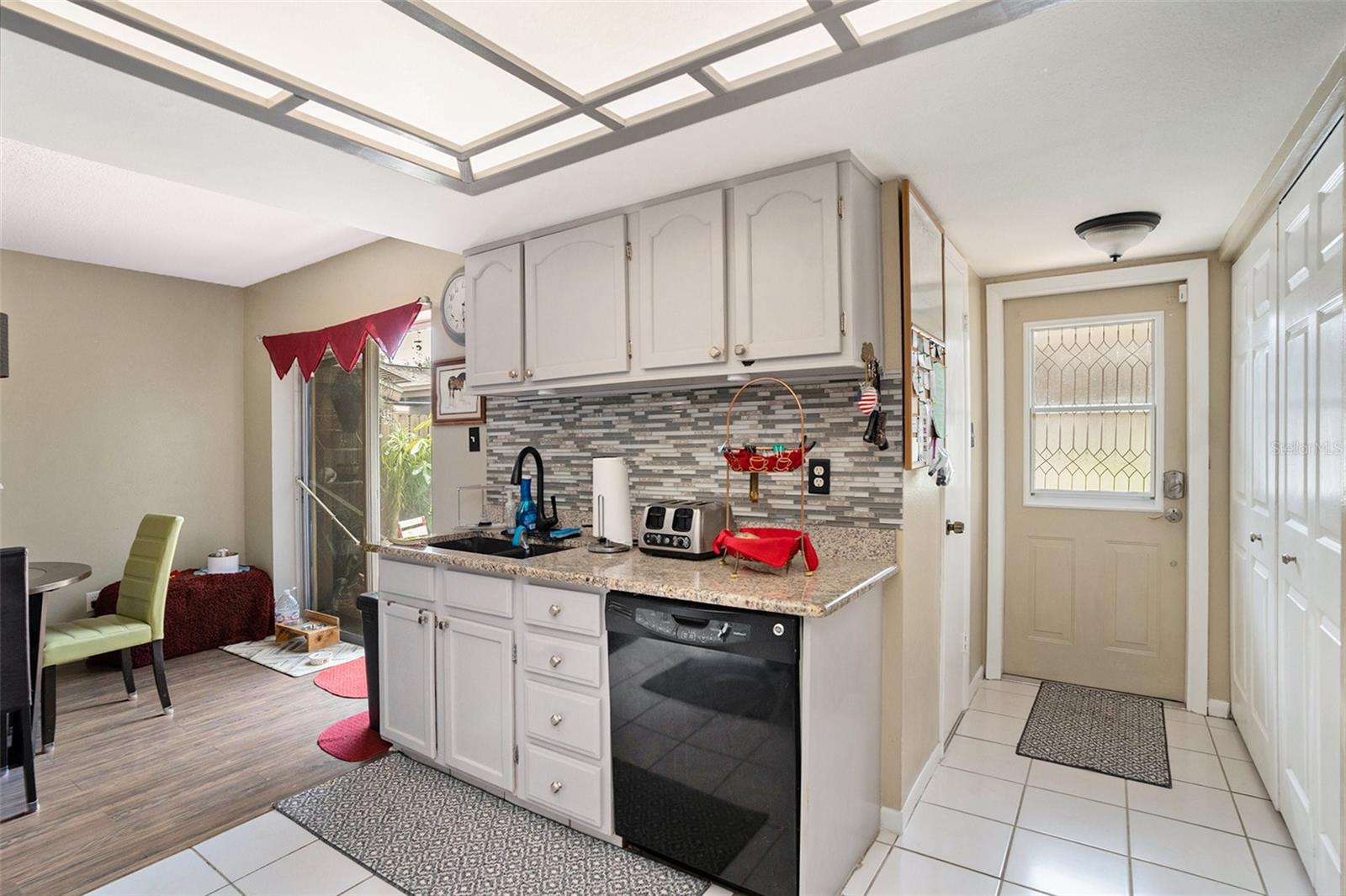 Listing photo id 9 for 3203 Doe Court