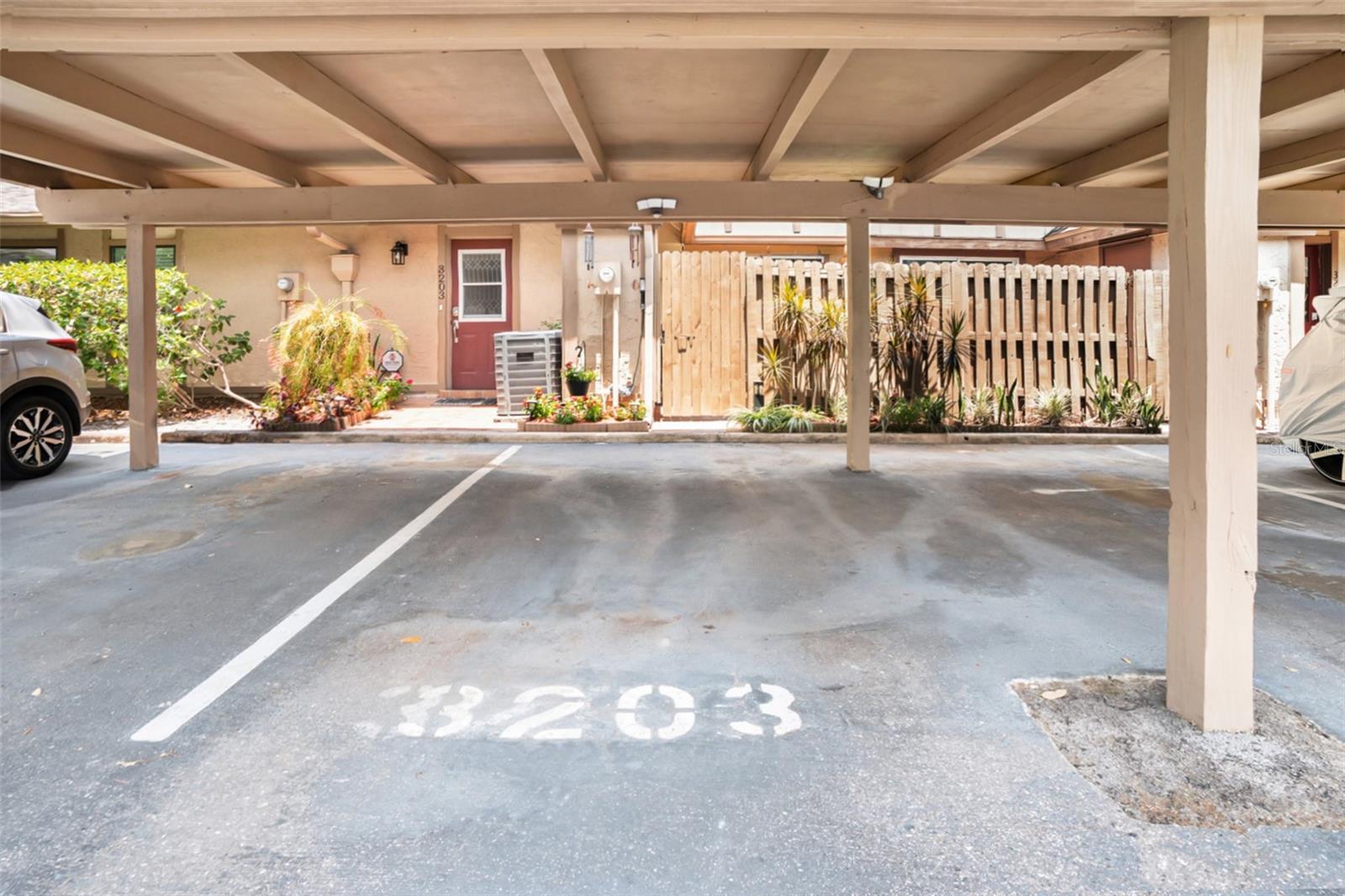 Listing photo id 2 for 3203 Doe Court
