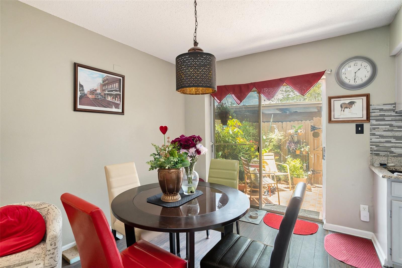 Listing photo id 6 for 3203 Doe Court