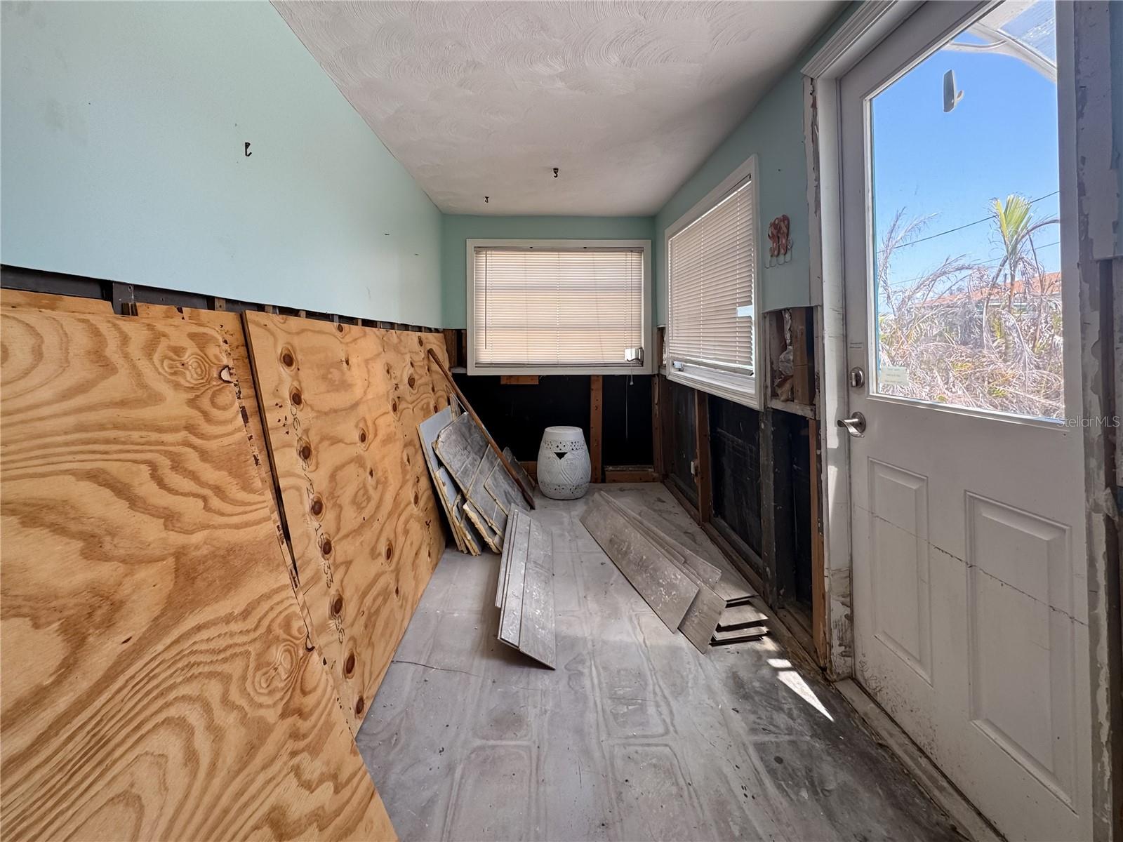 Image 12 of 27 For 13326 1st Street E