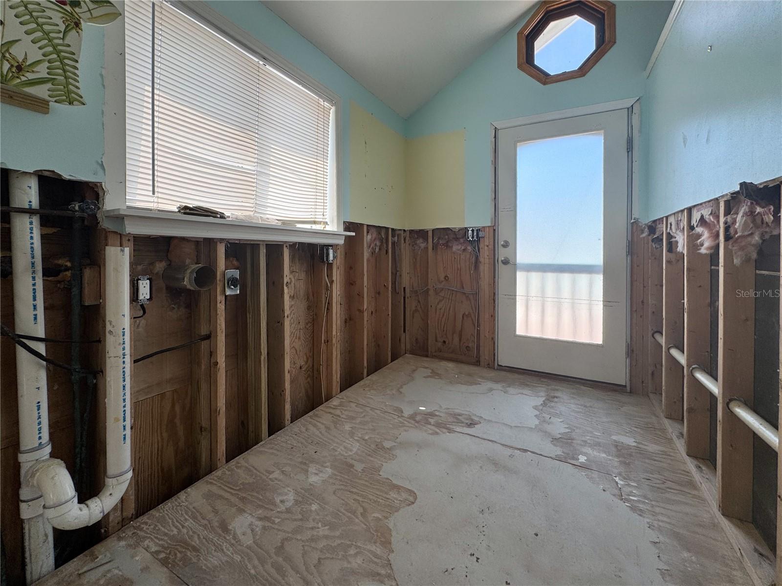 Image 14 of 27 For 13326 1st Street E