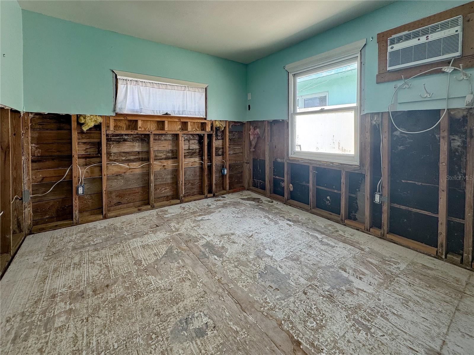 Image 17 of 27 For 13326 1st Street E
