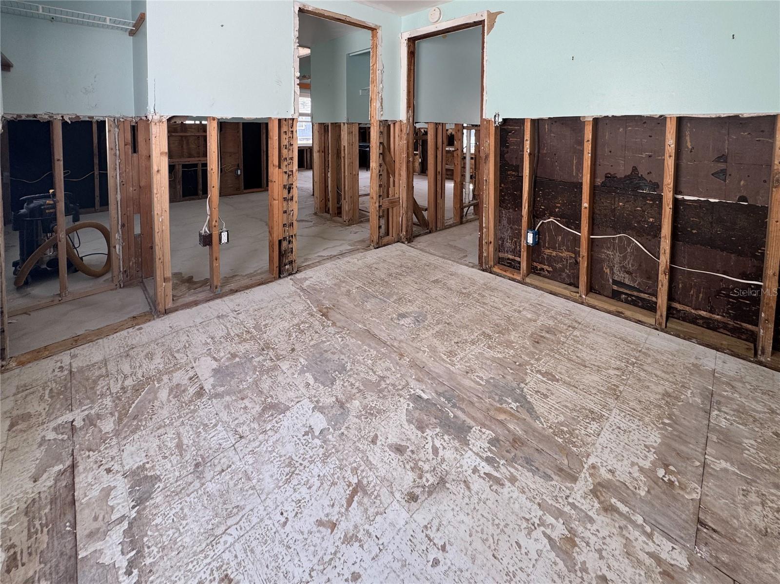 Image 18 of 27 For 13326 1st Street E